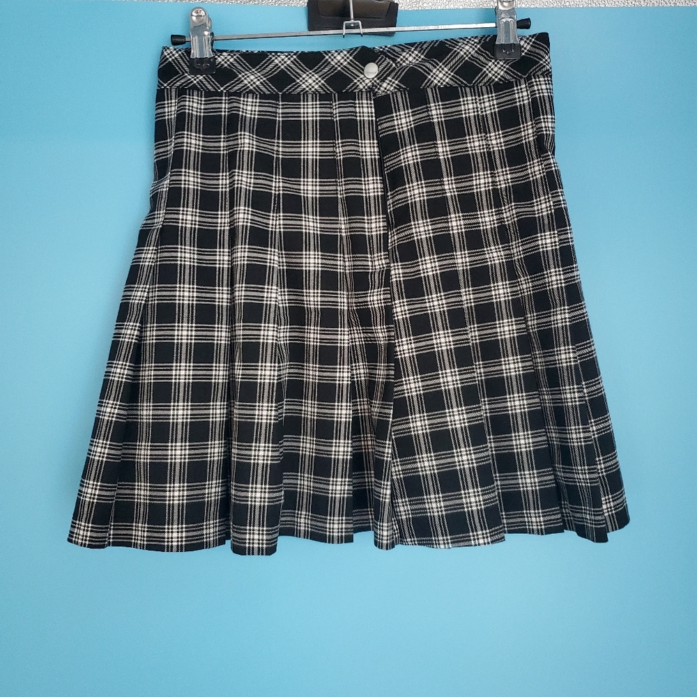 H&M Divided Skirt Size 2 Plaid Pleated Black & White